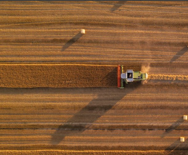 Tractor en campo desde el cielo.png